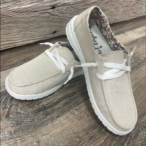 Natural Holly Slip On.